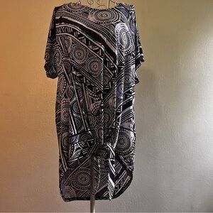 Chico’s blk/wht/purple tie-front, short-sleeved top, Sz 3. Preowned. Like new.